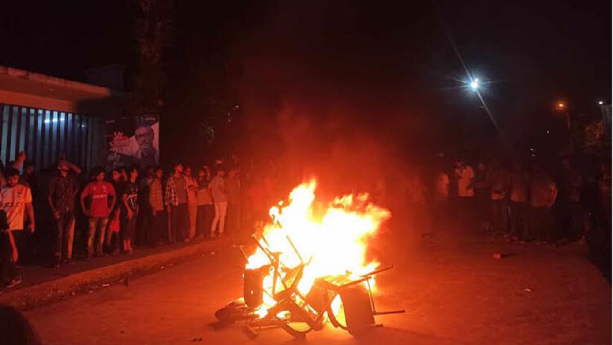 চবি উপাচার্যের বাসভবন ও পুলিশ ফাঁড়িতে ভাঙচুর