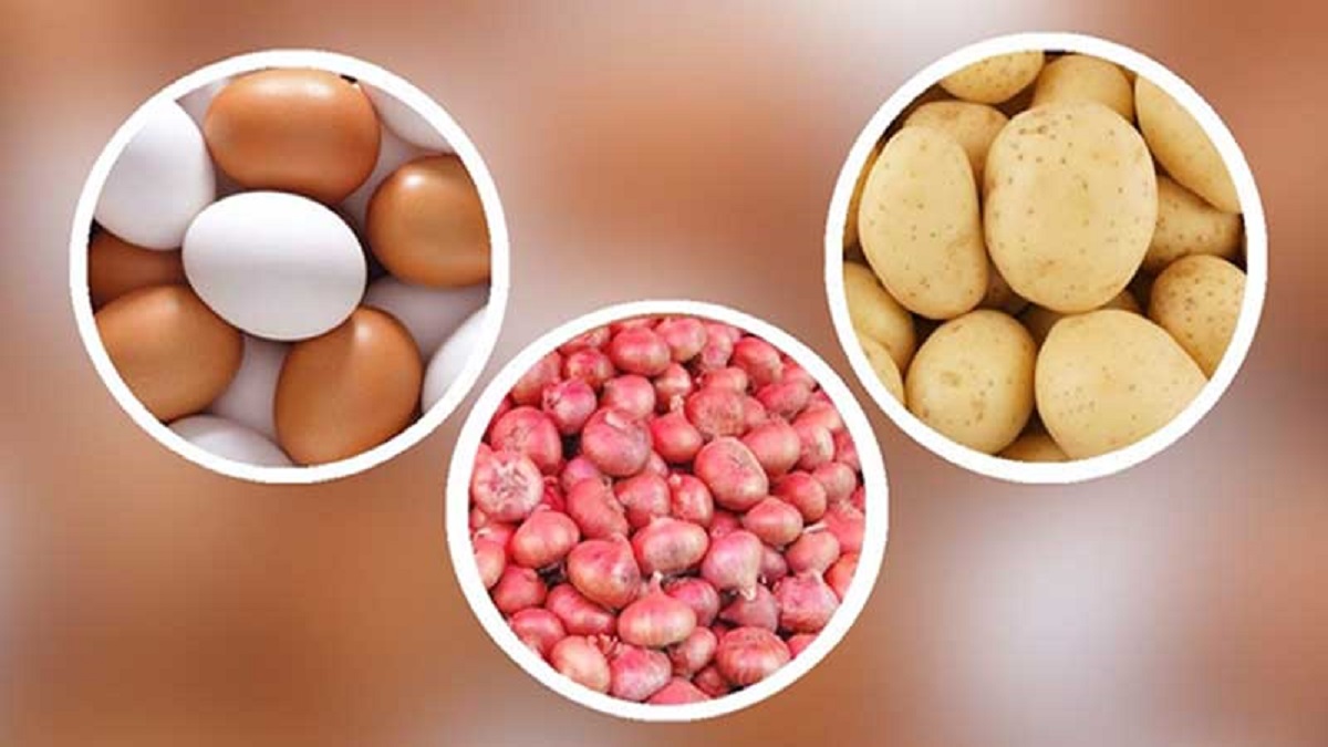 নির্ধারিত দরে মিলছে না ডিম-আলু-পেয়াজ; তদারকির অভাবকে দুষছেন ক্রেতারা