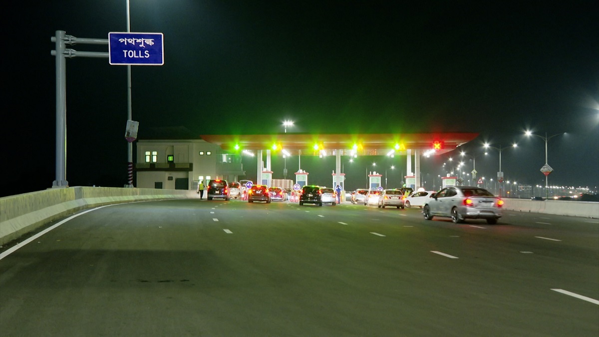 রাতের এলিভেটেড এক্সপ্রেসওয়ে দেখতে নগরবাসীর সমাগম