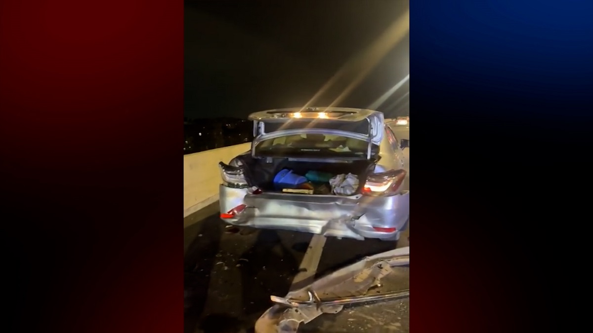 এলিভেটেড এক্সপ্রেসওয়েতে দুর্ঘটনায় দুমড়ে-মুচড়ে গেলো প্রাইভেটকার