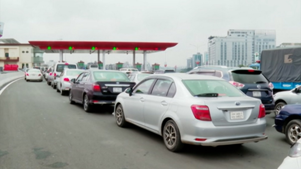 এলিভেটেড এক্সপ্রেসওয়ে: দ্বিতীয় দিনে গাড়ির চাপ বেড়েছে, উঠা-নামায় ধীরগতি