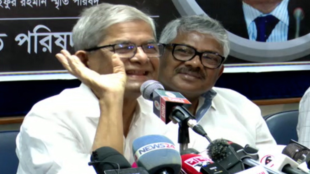 সেলফিটা বাঁধিয়ে গলার মধ্যে ঝুলিয়ে ঘুরে বেড়ান: ফখরুল