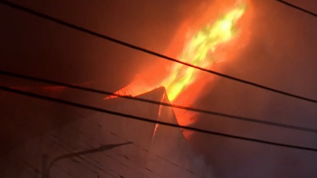 মোহাম্মদপুর কৃষি মার্কেটে আগুন, নিয়ন্ত্রণে কাজ করছে ফায়ারের ১৭টি ইউনিট