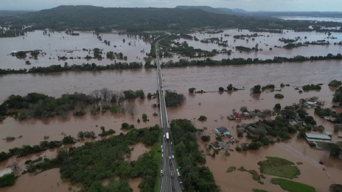 প্রাকৃতিক দুর্যোগে বিপর্যস্ত ইউরোপ-আমেরিকার বিভিন্ন দেশ