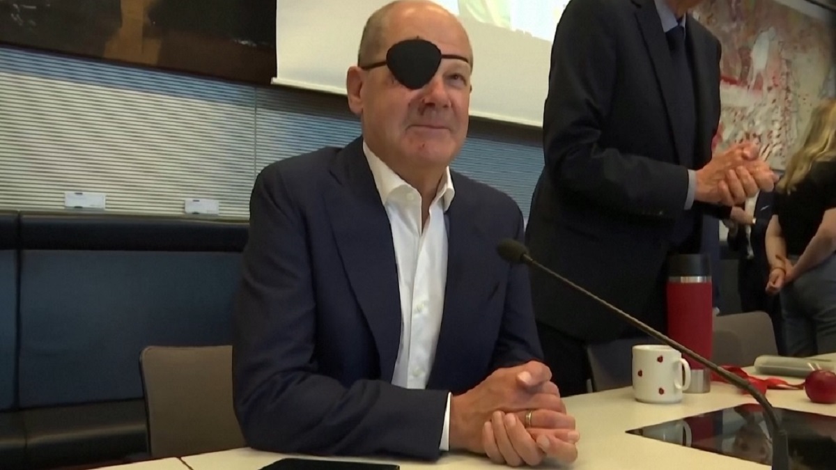 পড়ে গিয়ে চোখে আঘাত পেলেন জার্মান চ্যান্সেলর