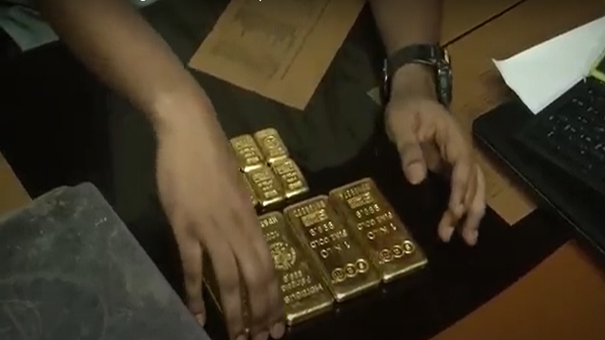 কোমরের বেল্টের ভেতর বিশেষ কায়দায় পাচার হচ্ছিল স্বর্ণ, আটক ২