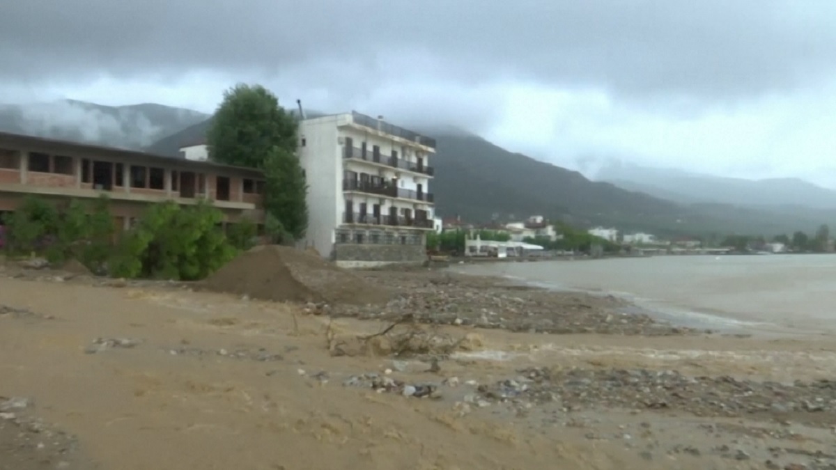 গ্রিসের বন্যায় প্রাণহানি বেড়ে দাঁড়ালো ৬