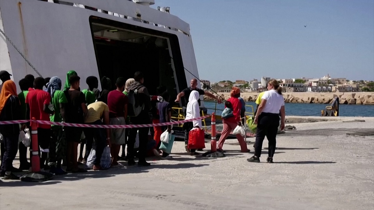 অভিবাসনপ্রত্যাশীদের ঢল ল্যাম্পেদুসায়, বেকায়দায় ইতালি সরকার