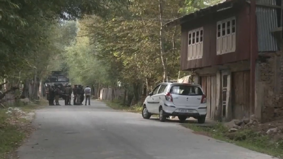 জম্মু ও কাশ্মিরে গোলাগুলি: সেনাবাহিনী ও পুলিশের ৩ কর্মকর্তা নিহত