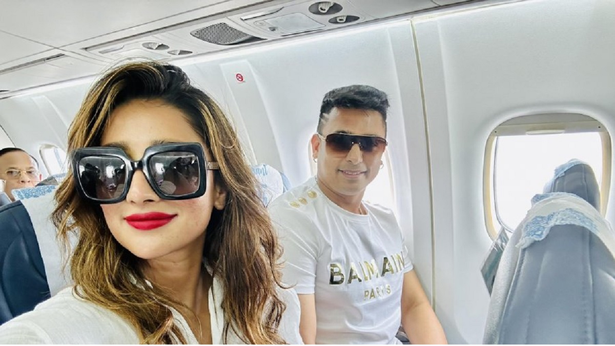 বিমানবন্দরেই নতুন ছবির চুক্তি স্বাক্ষর করলেন জায়েদ খান