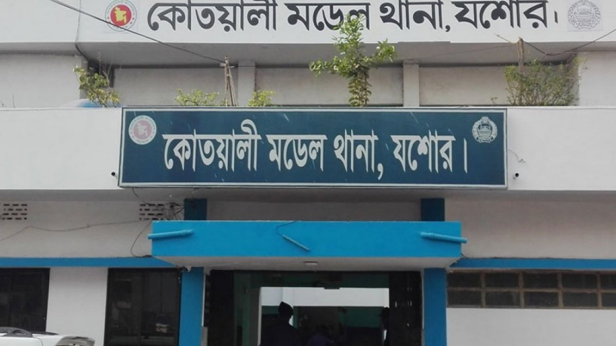 যশোরে দাঁড়িয়ে থাকা ইজিবাইকে বাসের ধাক্কা, নিহত ২