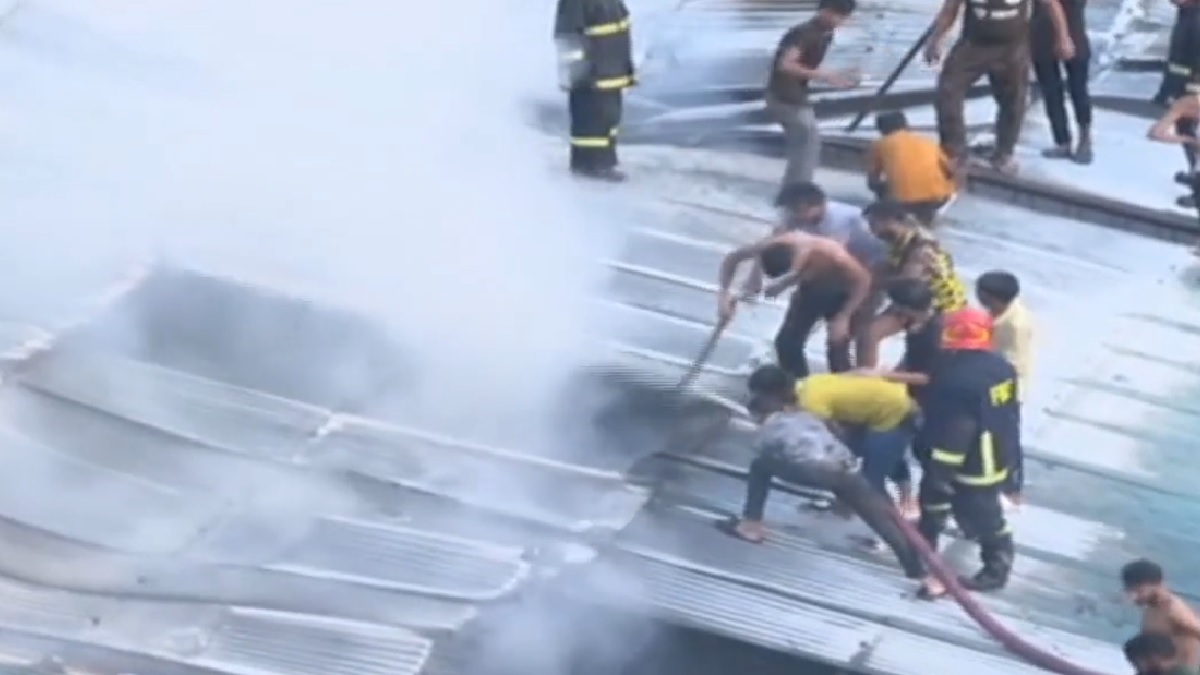 সাড়ে ৫ ঘণ্টা পর নিয়ন্ত্রণে মোহাম্মদপুর কৃষি মার্কেটের আগুন