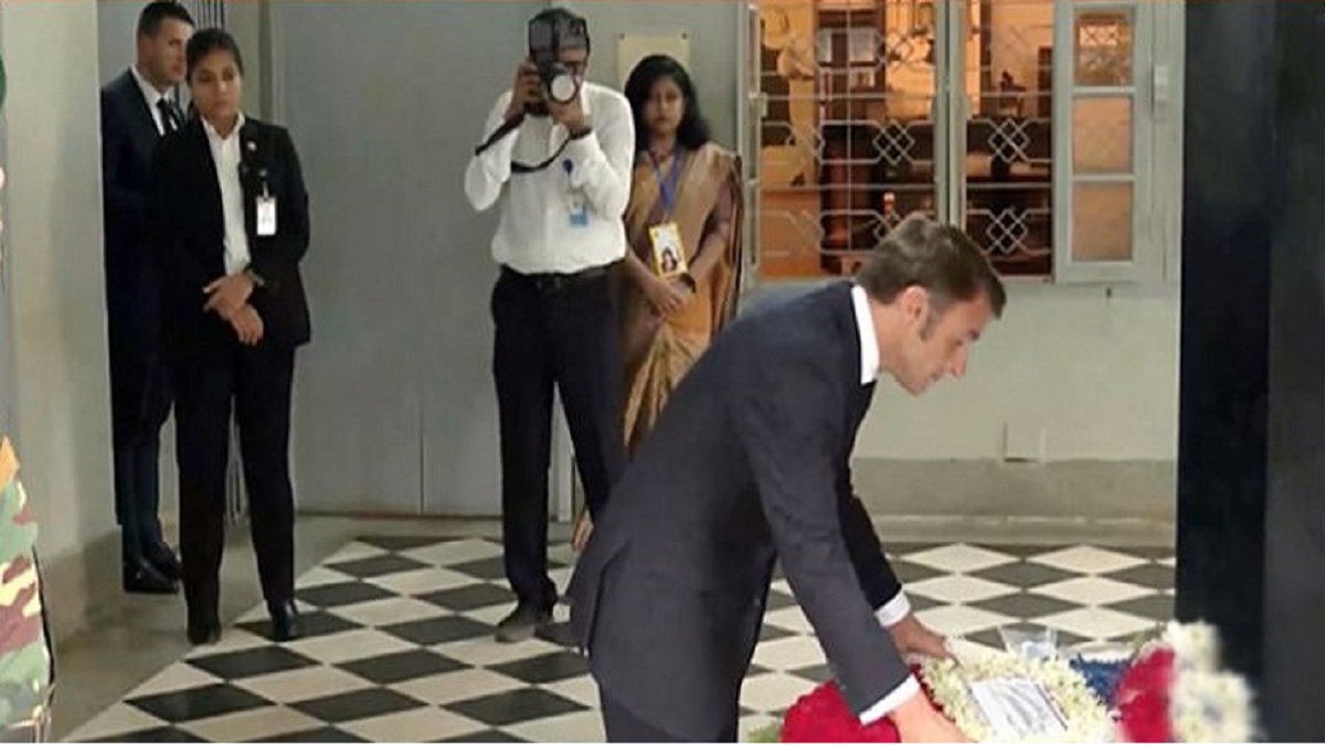 বঙ্গবন্ধুর প্রতিকৃতিতে ফরাসি প্রেসিডেন্টের শ্রদ্ধা