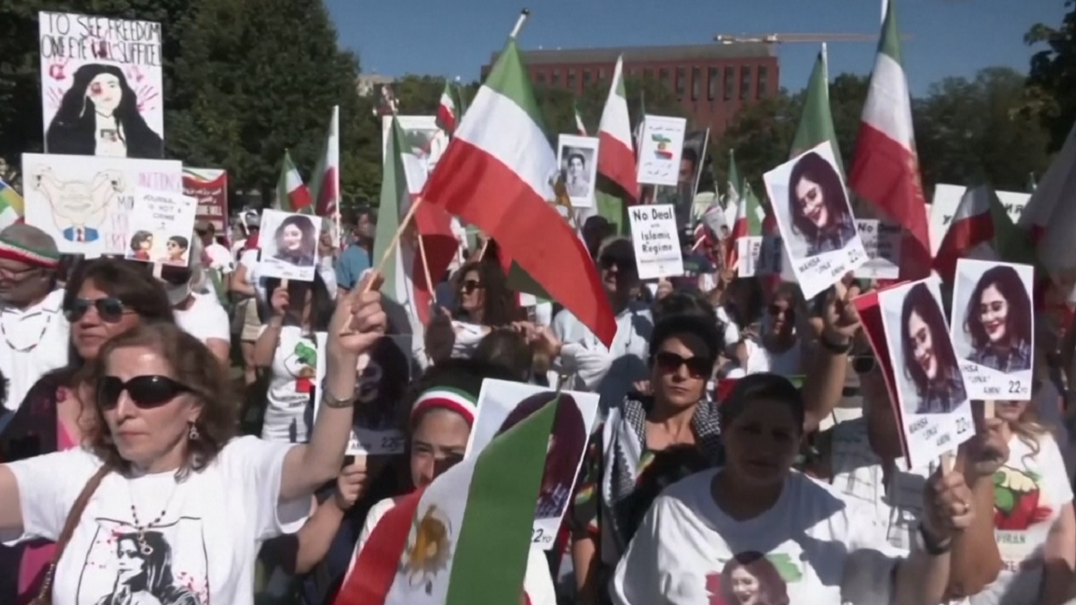 মাহশা আমিনির মৃত্যুবার্ষিকীতে বিভিন্ন দেশে বিক্ষোভ