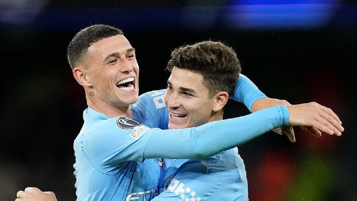 পিছিয়ে পড়া সিটিকে জেতালো আলভারেজের জোড়া গোল