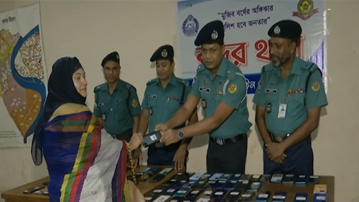 ২ মাসের ব্যবধানে ৩০০ চোরাই ফোন উদ্ধার করে তাক লাগিয়ে দিলো পুলিশ!