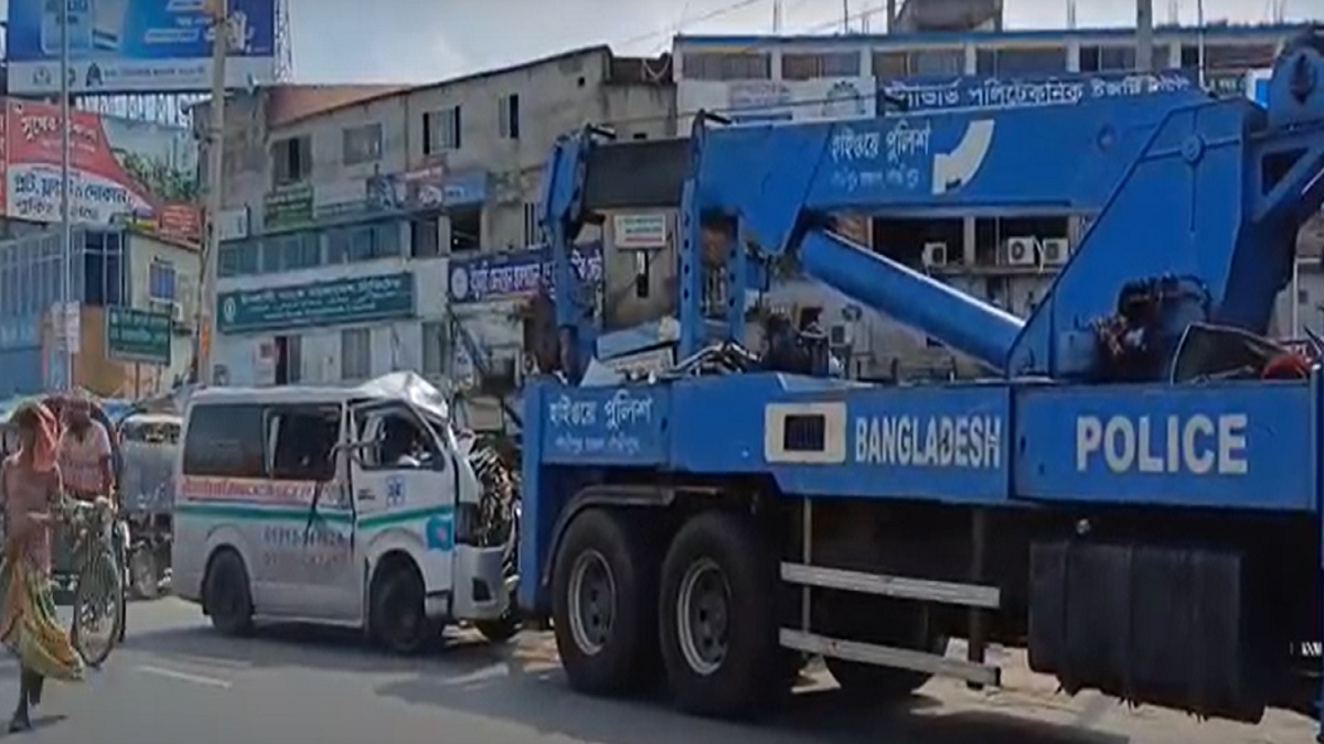 ডেঙ্গু রোগীকে নেয়া হচ্ছিল ঢাকায়; পথে অ্যাম্বুলেন্স-ট্রাক সংঘর্ষ, নিহত ১