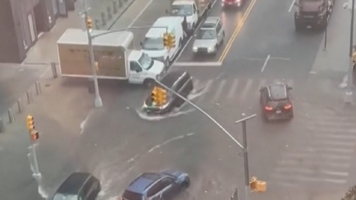 টানা ঝড়-বৃষ্টিতে বন্যা পরিস্থিতি নিউইয়র্কে