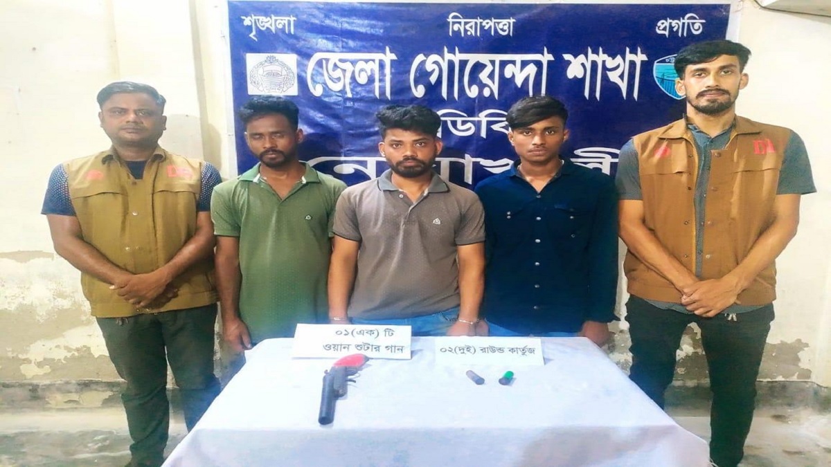 পকেটে মিললো গুলি, শয়নকক্ষে ওয়ান শুটারগান; নোয়াখালীতে গ্রেফতার ৩