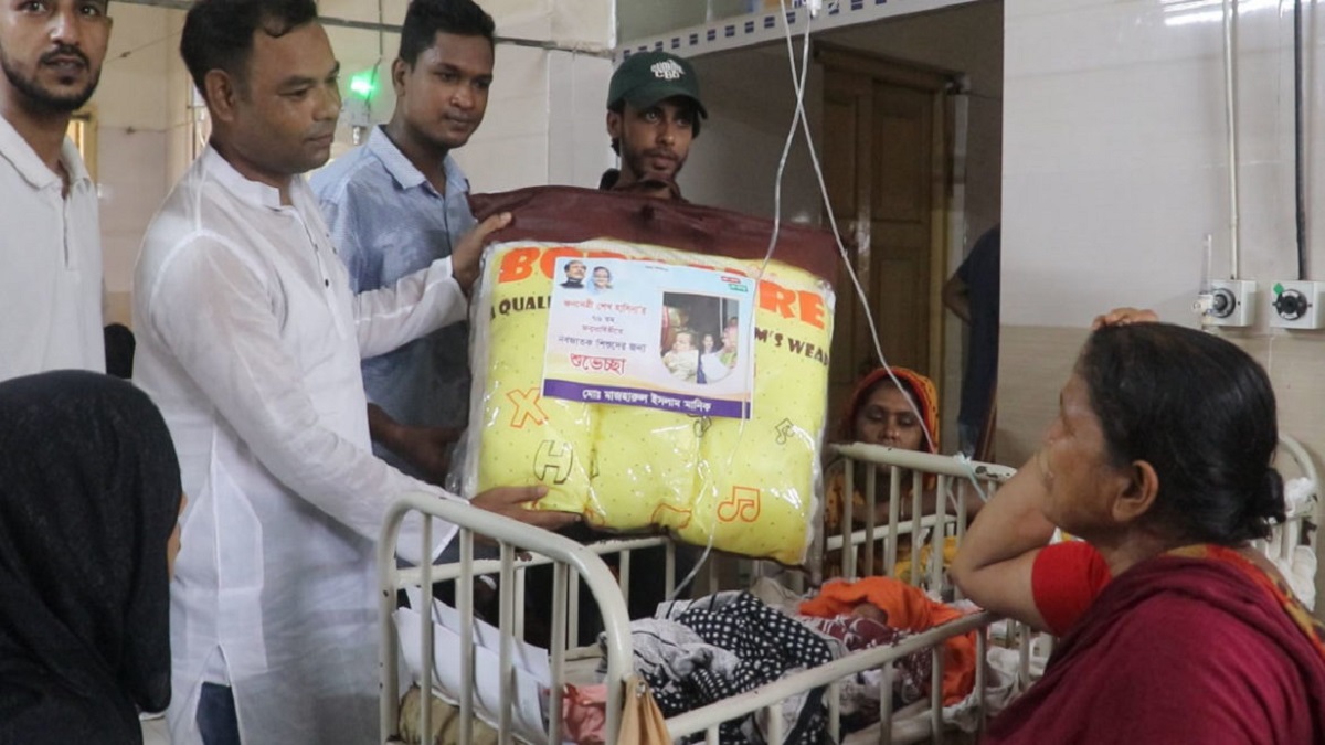 প্রধানমন্ত্রীর জন্মদিন উপলক্ষ্যে পাবনায় নবজাতক শিশুদের উপহার দিলেন আ. লীগ নেতা