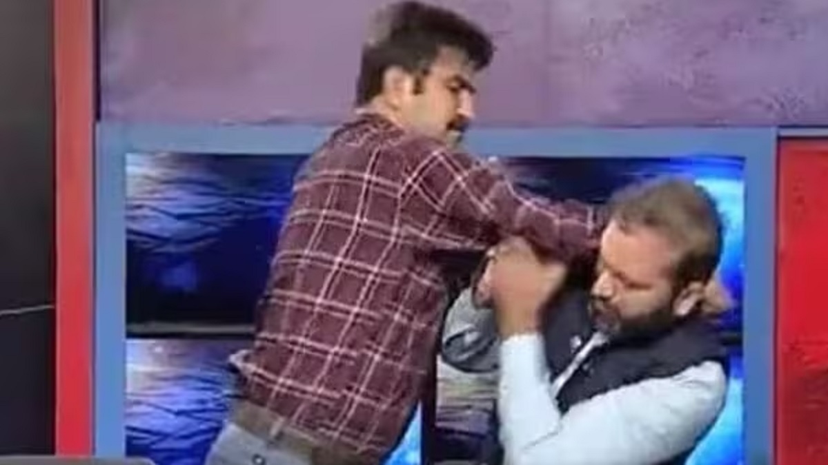 টেলিভিশন লাইভে মারামারিতে জড়ালেন পাকিস্তানের দুই রাজনীতিবিদ