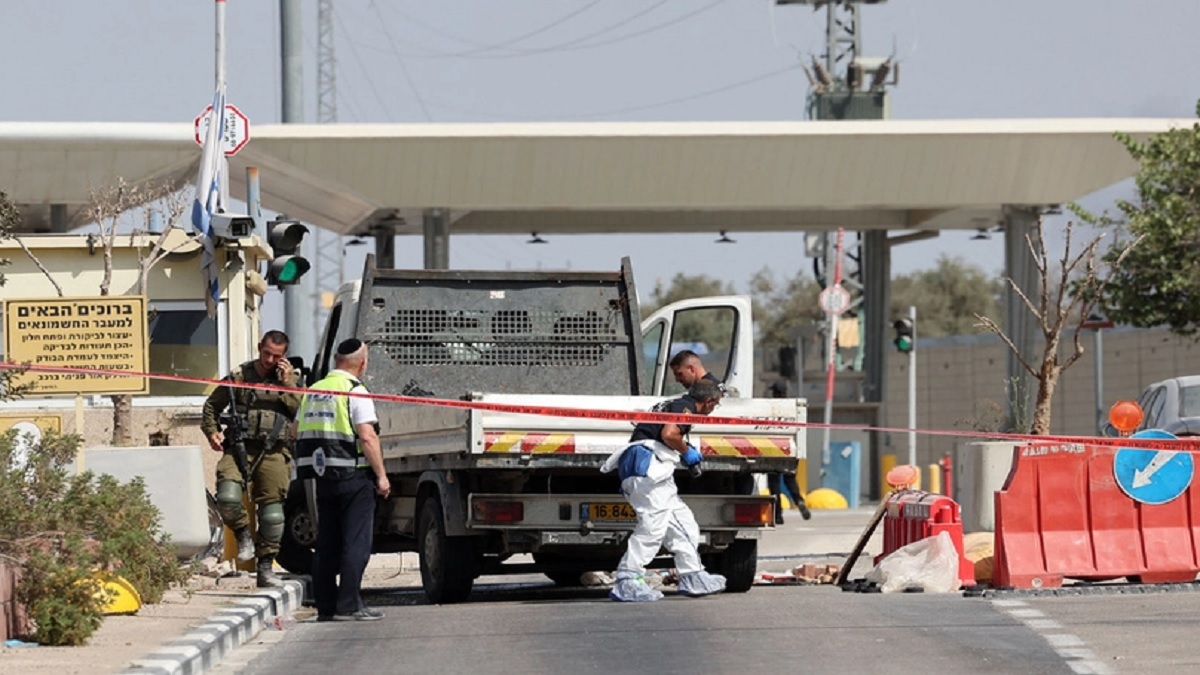 ট্রাকচাপায় ইসরায়েলি সেনা নিহত, ফিলিস্তিনিকে গুলি করে হত্যা