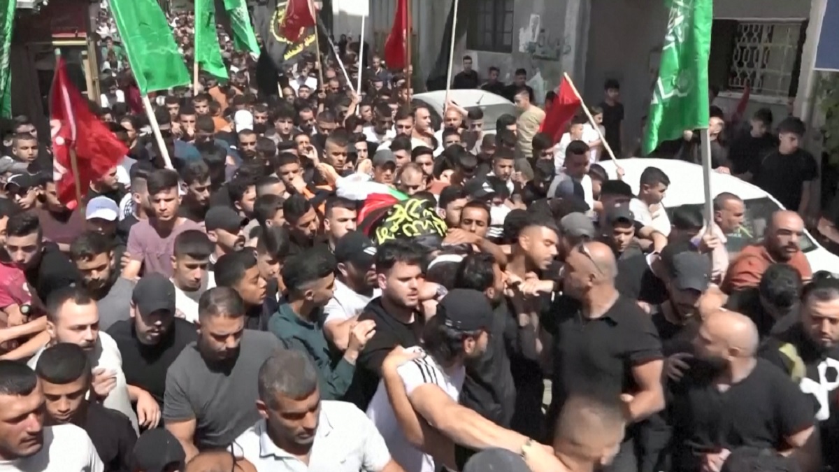 ফিলিস্তিনি কিশোরের মৃত্যু, প্রতিবাদ মিছিলে শত মানুষ