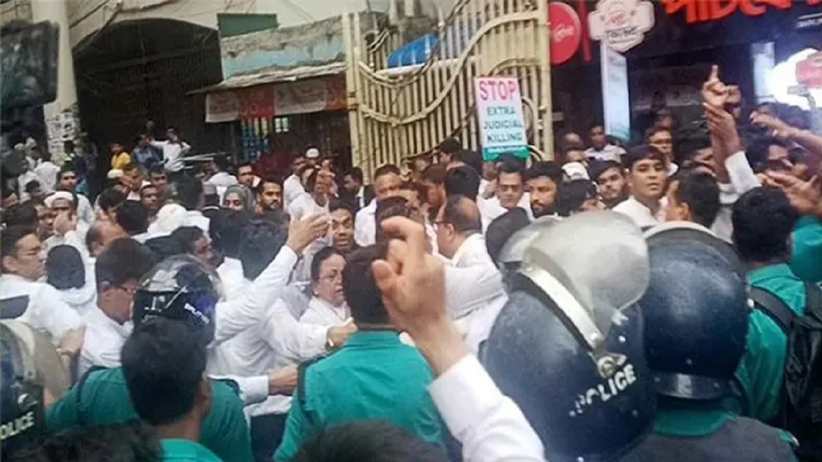 আইনজীবীদের পদযাত্রায় হামলা: ৯ পুলিশ কর্মকর্তার বিরুদ্ধে মামলার আবেদন