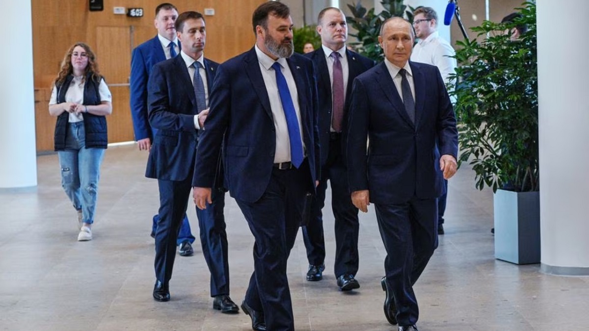 হঠাৎ পূর্বপুরুষের গ্রামে পুতিন