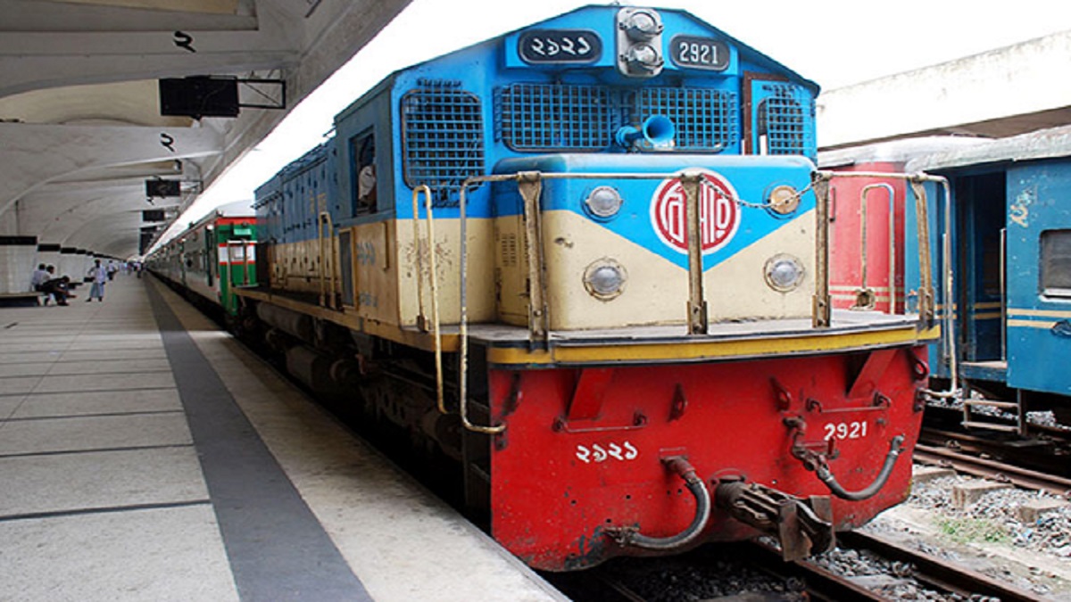 ঢাকার সাথে সারাদেশের রেল যোগাযোগ বিচ্ছিন্ন