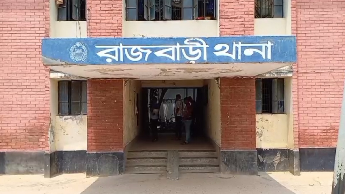 রাজবাড়ীতে থানার নিরাপত্তা এবং সড়কের শৃঙ্খলা ফেরাতে আনসার সদস্য ও শিক্ষার্থীরা