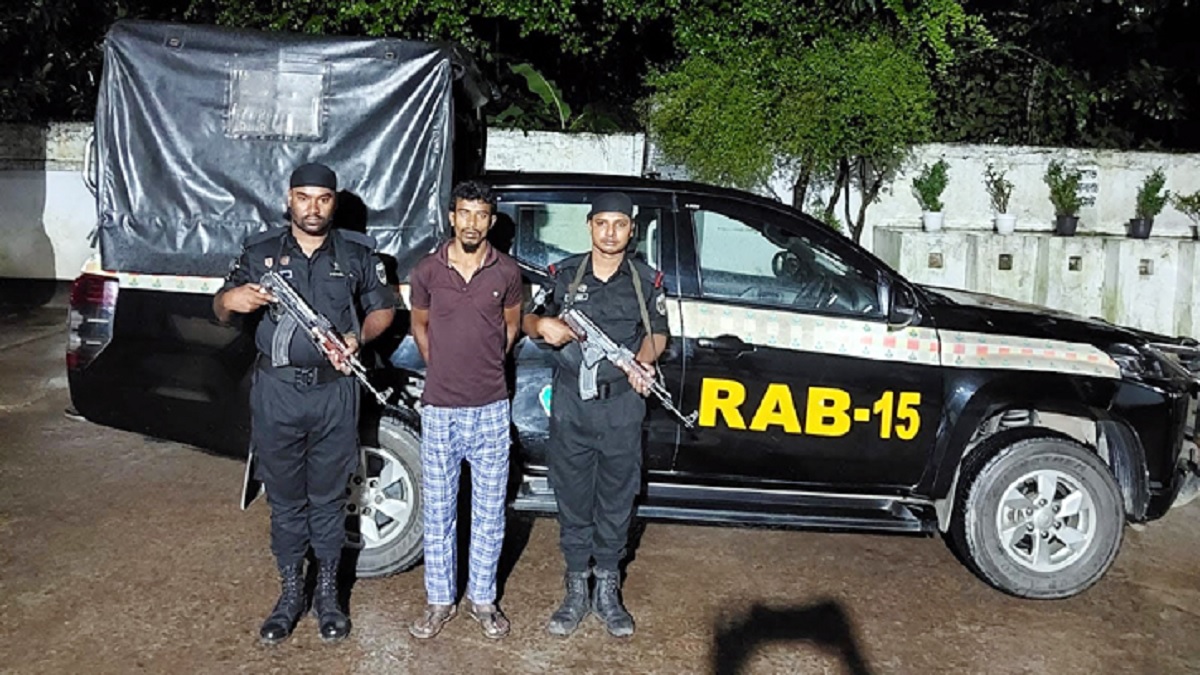 রামুতে অস্ত্র তৈরির কারখানার সন্ধান, গোলাবারুদসহ গ্রেফতার ১