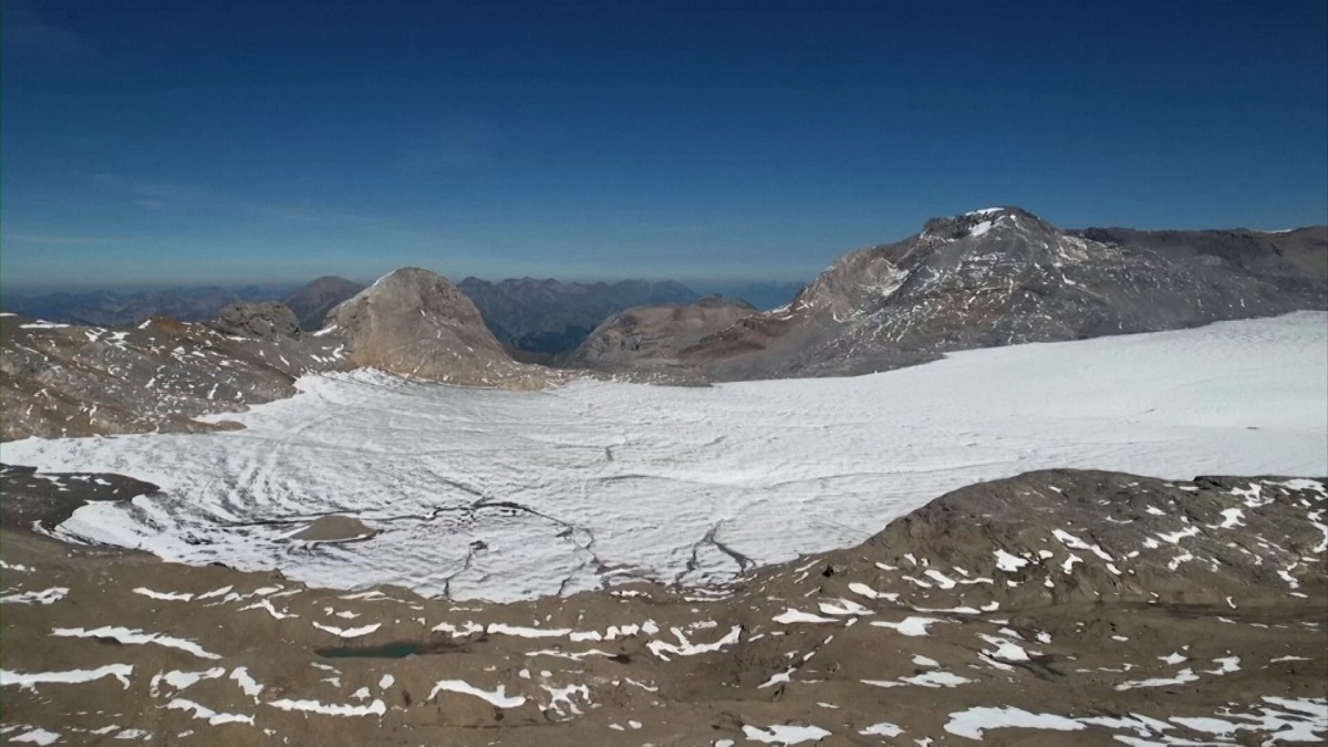 ঝুঁকিতে আল্পস পর্বতমালা, অস্বাভাবিক হারে গলছে হিমবাহ