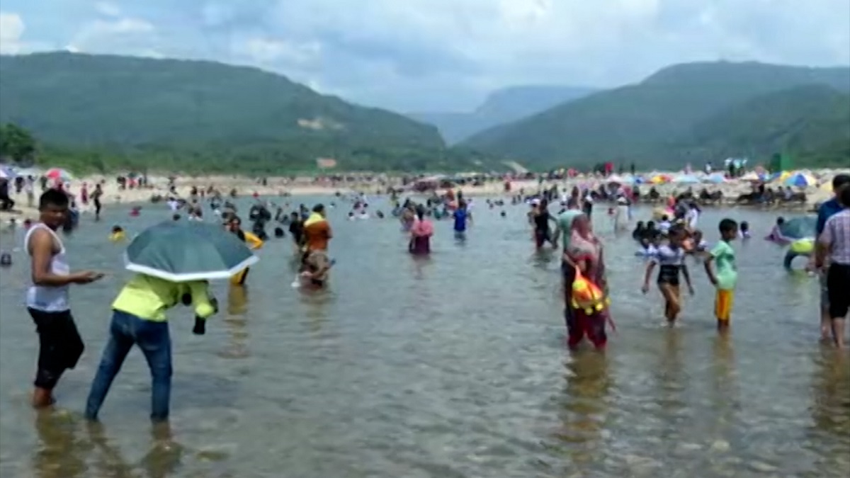 ছুটিতে দেশের পর্যটন স্পটগুলোতে ভিড় বেড়েছে