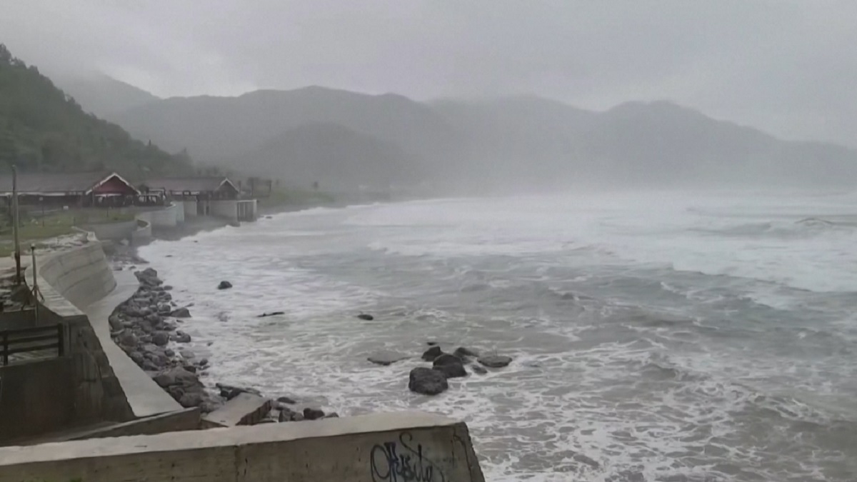 ঘূর্ণিঝড়ের তাণ্ডবে লণ্ডভণ্ড তাইওয়ানের একাংশ