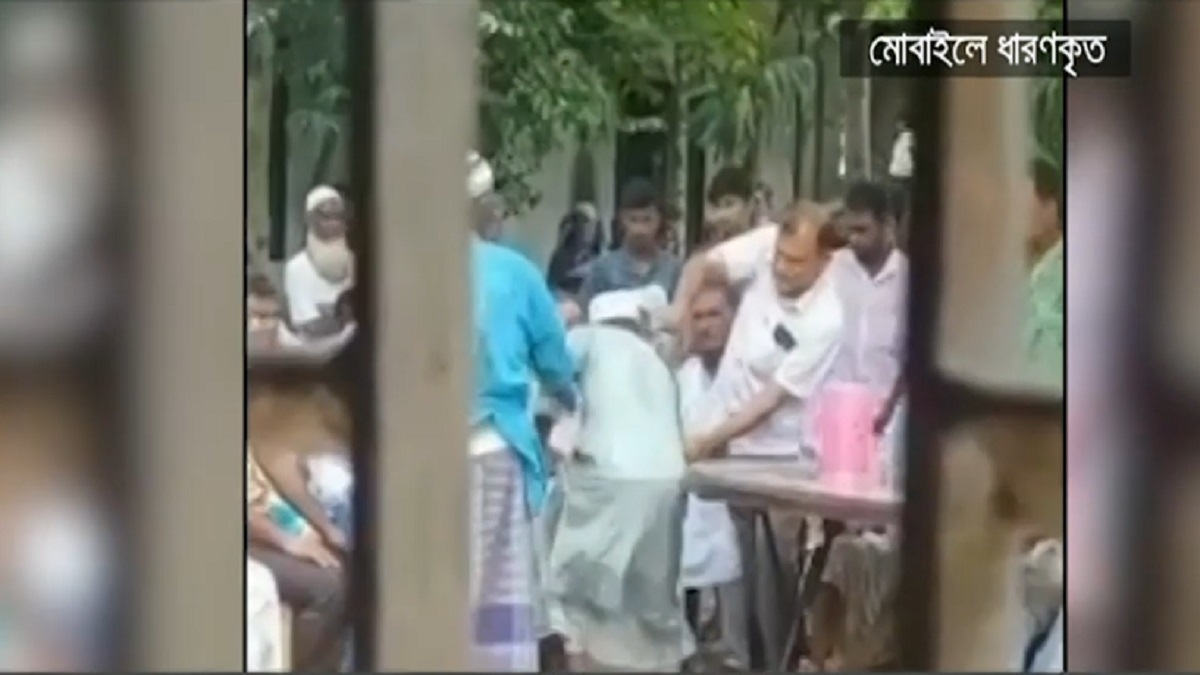 টাঙ্গাইলে গ্রাম্য সালিশে বৃদ্ধকে জুতাপেটা করলেন ইউপি সদস্য