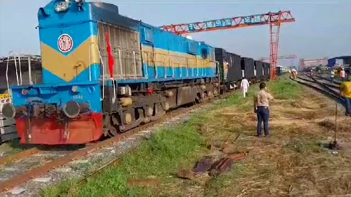 পদ্মা সেতু দিয়ে এবার পাড়ি দিলো মালবাহী ট্রেন