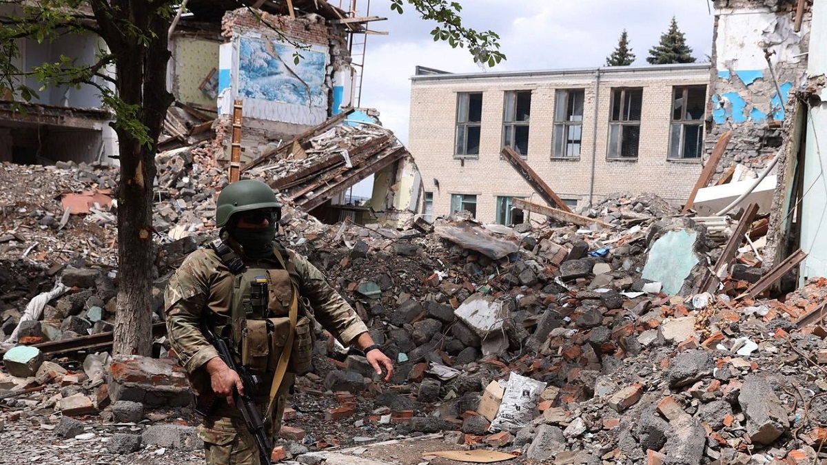 ওডেসা বন্দর এলাকায় রুশ হামলায় খাদ্য পরিবহনে ব্যবহৃত ৩০টি ট্রাক-গাড়ি ভস্মীভূত