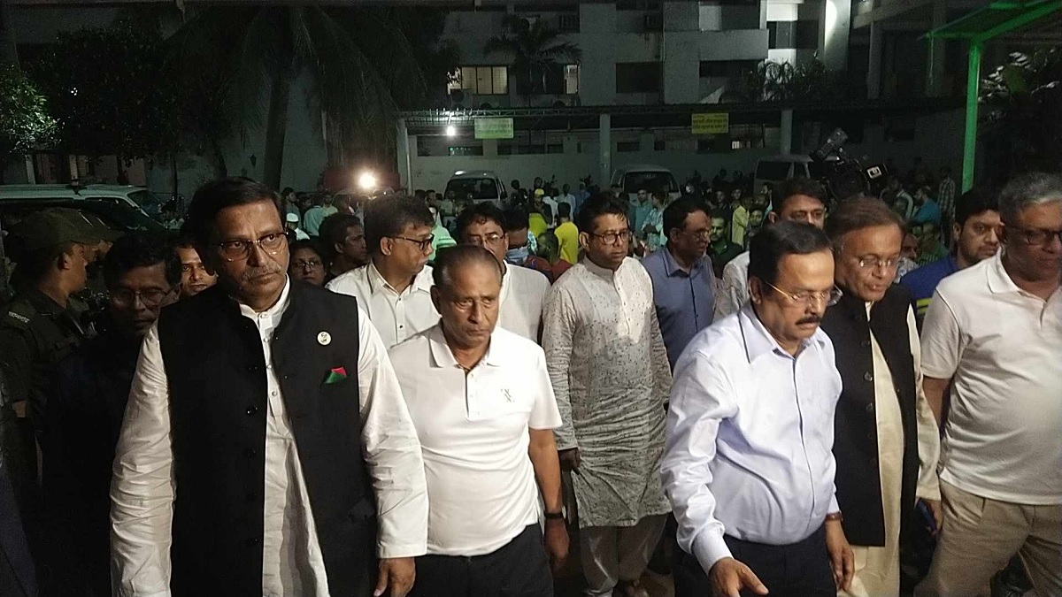 সংঘর্ষে আহতদের দেখতে ঢামেকে আওয়ামী লীগের প্রতিনিধি দল