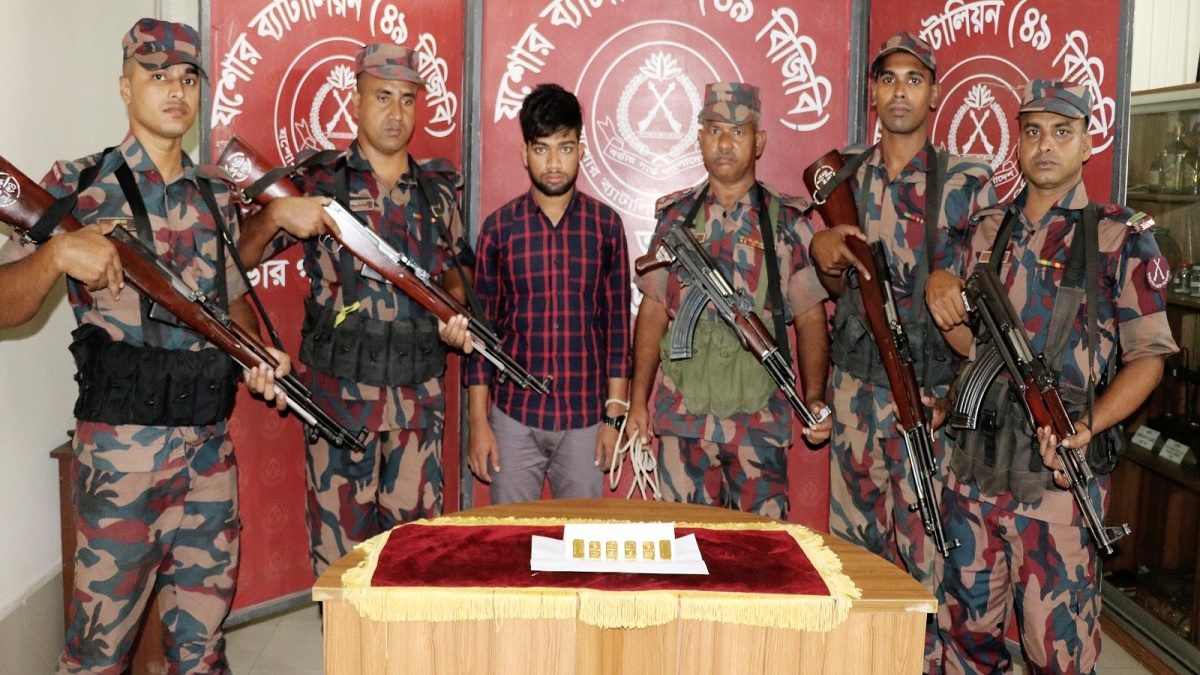 প্যান্টের ভেতর সেলাই করা অবস্থায় ৭০ লাখ টাকার স্বর্ণের বারসহ আটক ১