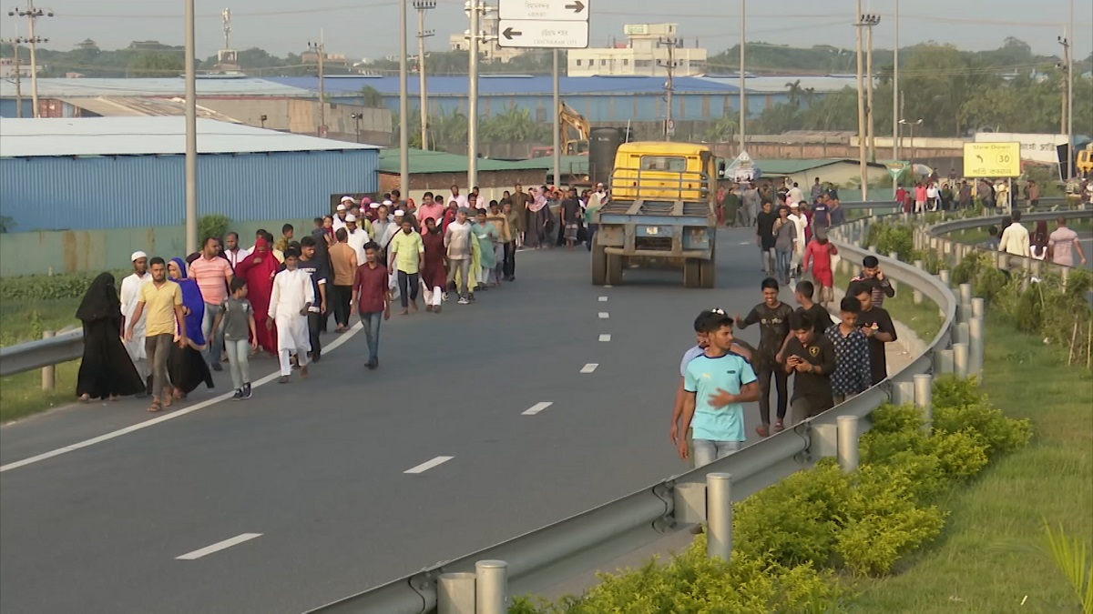উদ্বোধনের আগেই বঙ্গবন্ধু টানেল দেখতে ভিড় জমাচ্ছেন উৎসুক জনতা