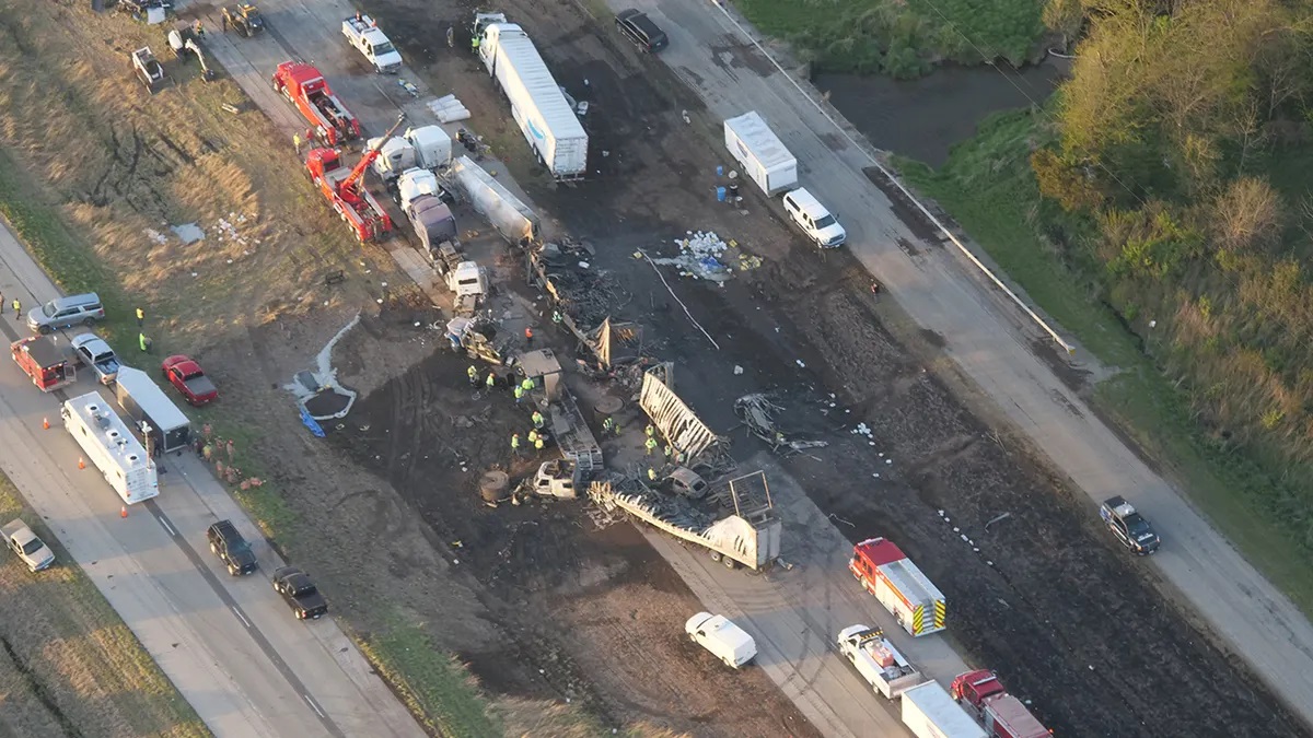 যুক্তরাষ্ট্রের ইলিনয়ে সড়ক দুর্ঘটনায় নিহত ৫