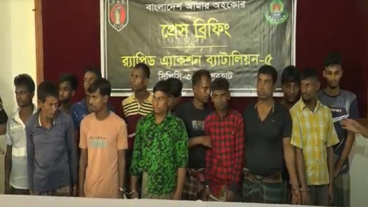 নওগাঁয় অস্ত্রসহ ১৪ ডাকাত আটক