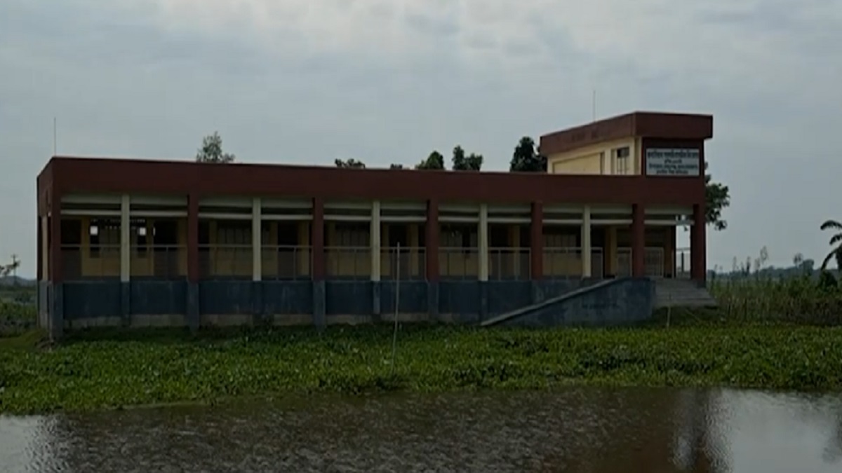 নেত্রকোণায় প্রাথমিক বিদ্যালয়ের নবনির্মিত ভবনে ফাটল