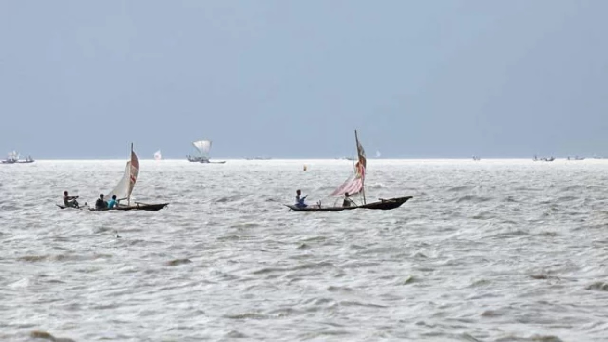 চাঁদপুরে নিষেধাজ্ঞা অমান্য করে মা ইলিশ শিকারের দায়ে ৩৫ জেলে আটক