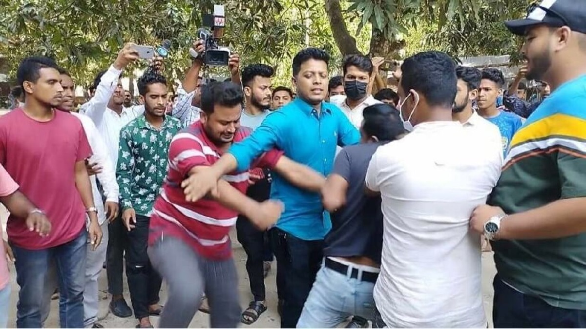 রাবি ছাত্রলীগের সদ্য কমিটি অবাঞ্ছিত ঘোষণা করে পদবঞ্চিতদের বিক্ষোভ-ভাঙচুর