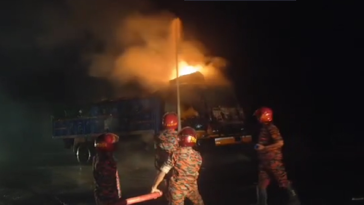 সিরাজগঞ্জে ট্রাকে আগুন দিলো দুর্বৃত্তরা