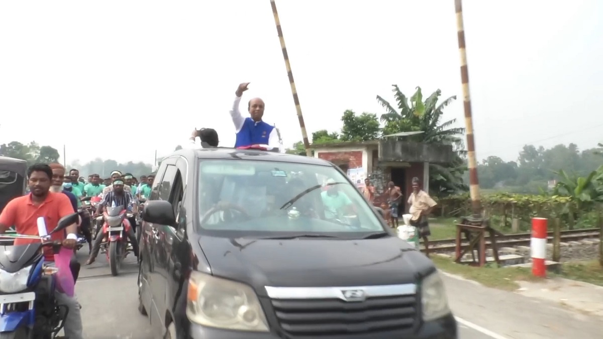 এমপি নির্বাচন করতে উপজেলা চেয়ারম্যান পদ থেকে পদত্যাগ করে শোডাউন