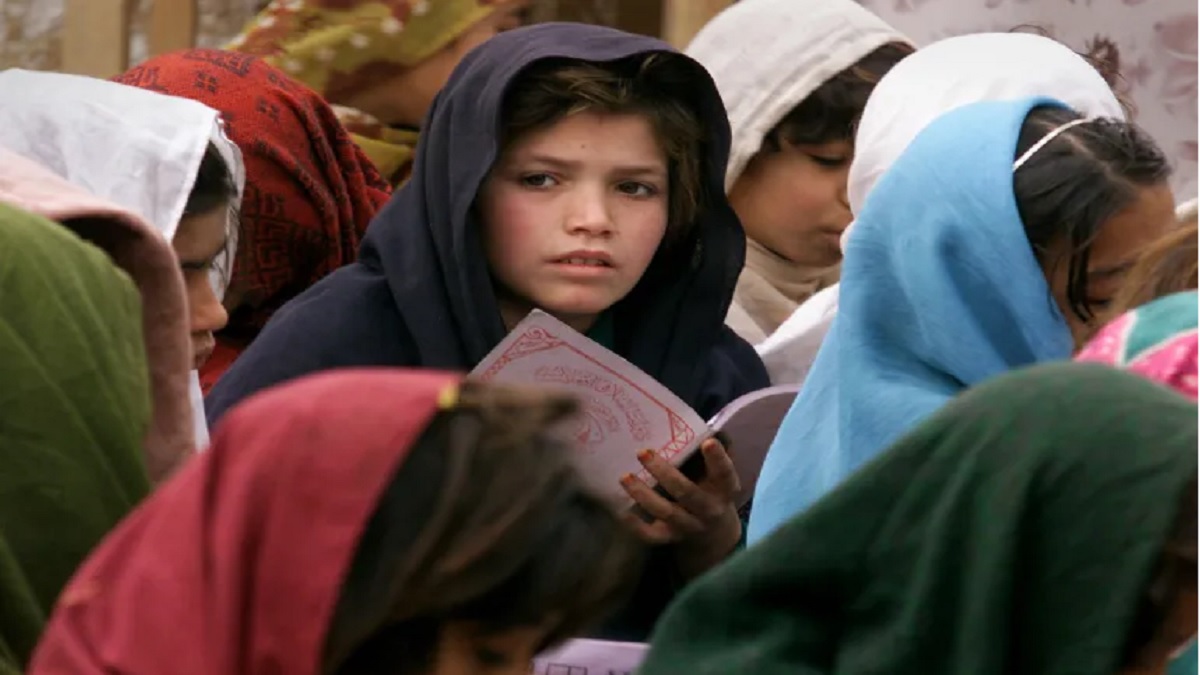 আফগান শরণার্থীদের ফেরত পাঠাচ্ছে পাকিস্তান