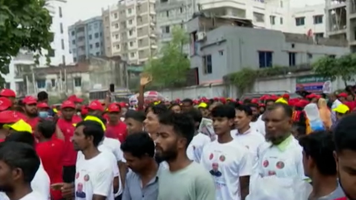কাওলায় আ. লীগের জনসভা: সমাবেশস্থলে যোগ দিচ্ছেন নেতাকর্মীরা